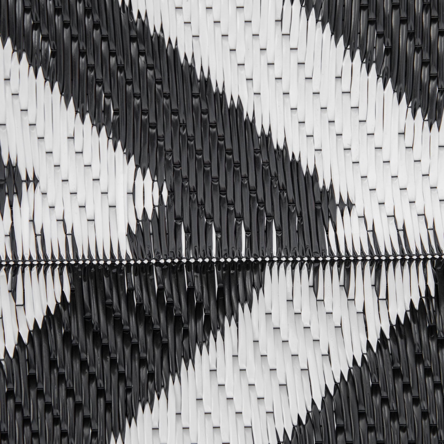 Outsunny Reversible Outdoor RV Rug, Patio Floor Mat, 5' x 8' Plastic Straw Rug for Backyard, Deck, Beach, Camping, Black & White