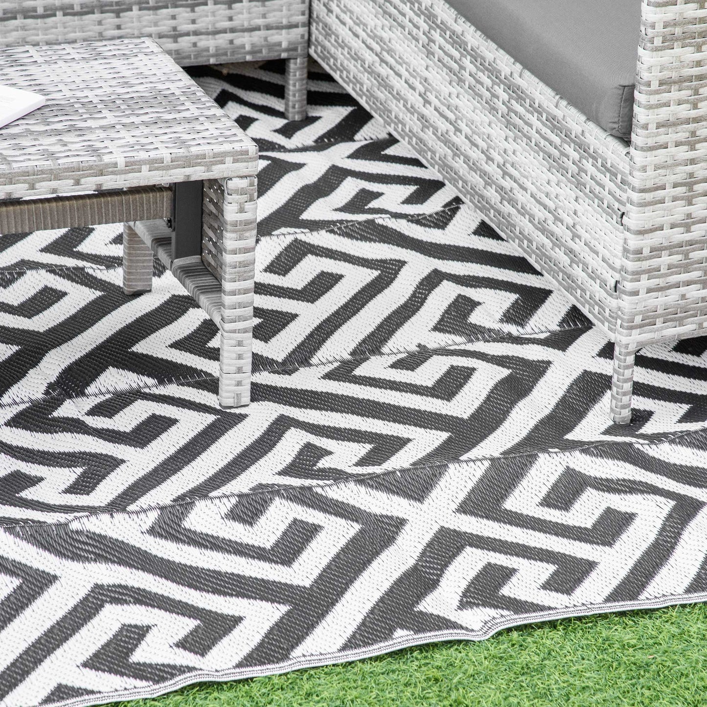 Outsunny Reversible Outdoor RV Rug, Patio Floor Mat, 6' x 9' Plastic Straw Rug for Backyard, Deck, Beach, Camping, Black & White
