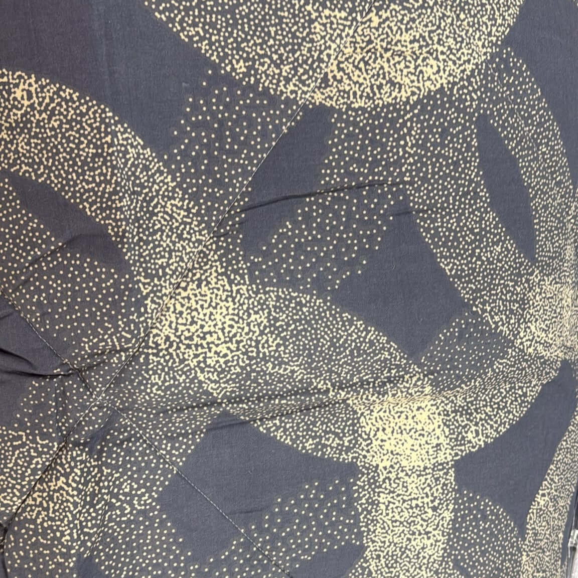 Aarniva breathable polyester comforter set close-up of gold flow pattern on navy fabric.