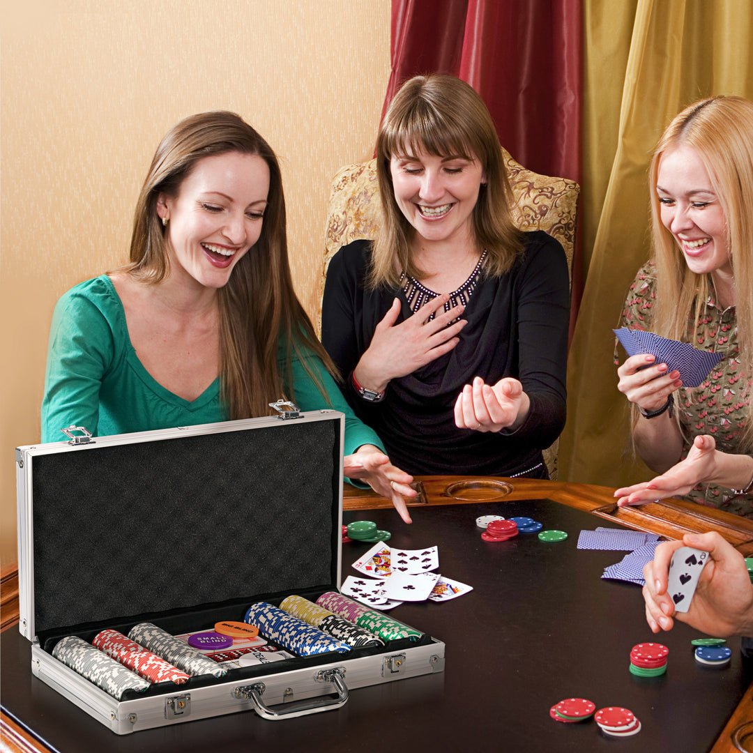 SPORTNOW 300-Piece Poker Chips Set, Poker Set with Mat, Chips, Two Card Decks, Dealer, Five Dices